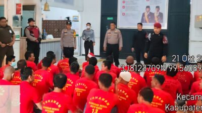 Personel Polsek Labuhan Ruku Berikan Pengawalan Tahanan Saat Jalani Persidangan