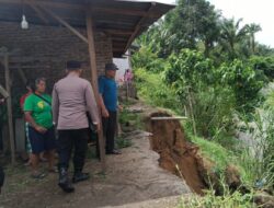 Kapolsek Cek Rumah Warga Erosi dari Intensitas Hujan