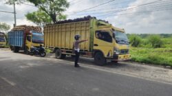 Satlantas Tertibkan Truk Parkir di Dua Bahu Jalan di Desa Perkebunan Dolok