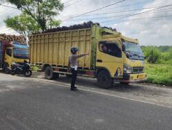 Satlantas Tertibkan Truk Parkir di Dua Bahu Jalan di Desa Perkebunan Dolok
