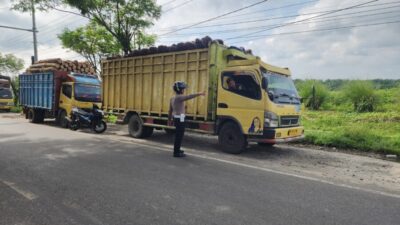 Satlantas Tertibkan Truk Parkir di Dua Bahu Jalan di Desa Perkebunan Dolok
