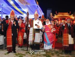 Bupati Batubara Terima Tanda Kehormatan Tongkat Tunggal Panaluan
