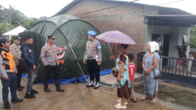 Kapolsek Bergerak Cepat Tinjau Korban Longsor, Debit Air Tetap Mengkhawatirkan