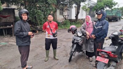 Kades Tanah Merah Tinjau Warga Dampak akibat banjir