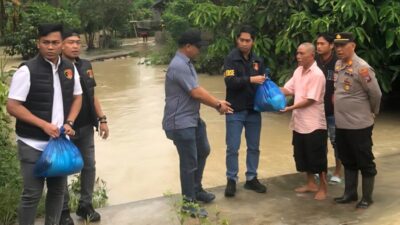 Bentuk Kepedulian, Sat Reskrim Berikan Paket Sembako kepada Korban Bencana Banjir