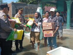 Bencana Banjir Melanda, Kapolsek Turun Langsung Bagikan Paket Sembako