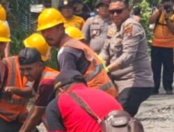 Sekuat Tenaga, Personil Satlantas Pasang Jembatan Sementara Akibat Banjir