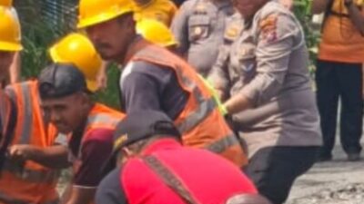 Sekuat Tenaga, Personil Satlantas Pasang Jembatan Sementara Akibat Banjir