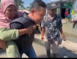 Pasca Ditengah Bencana Banjir, Perwira Muda Ulurkan Bantuan untuk Ibu Lansia