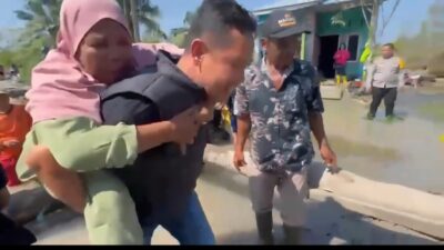 Pasca Ditengah Bencana Banjir, Perwira Muda Ulurkan Bantuan untuk Ibu Lansia