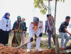 Momentum HUT ke-19 Batu Bara, Bupati Lakukan Penanaman Pohon di Kantor Bupati