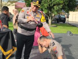 Naik Pangkat Setingkat, Aiptu Agus Terima Tradisi Mandi Bunga