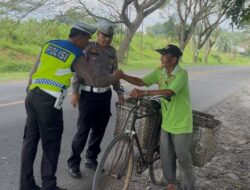Usai Giat Kenaikan Pangkat, Personel Satlantas Sempatkan Berbagi