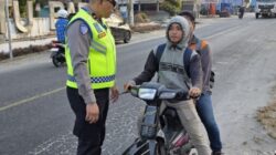 Gaptur Pagi, KBO Lantas Berikan Himbauan kepada Pengguna Jalan Agar Gunakan Helm