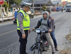 Gaptur Pagi, KBO Lantas Berikan Himbauan kepada Pengguna Jalan Agar Gunakan Helm