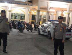 Patroli Malam, Personel Polsek Lima Puluh Hadir Berikan Rasa Aman di Setiap Masjid