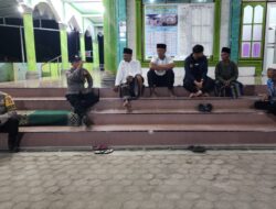 Patroli Malam, Kanit Reskrim Sambangi Jemaah Tarawih untuk Pastikan Keamanan Ibadah