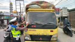 Tertib Berlalu Lintas, Pengemudi Truk dan Motor Terima Stiker Imbauan Ops Keselamatan Toba 2026