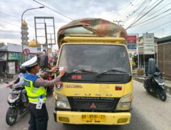 Tertib Berlalu Lintas, Pengemudi Truk dan Motor Terima Stiker Imbauan Ops Keselamatan Toba 2026