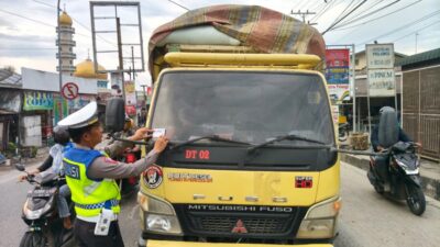 Tertib Berlalu Lintas, Pengemudi Truk dan Motor Terima Stiker Imbauan Ops Keselamatan Toba 2026