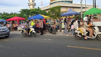 Jelang Berbuka Puasa, Warga Ramaikan Pedangan Jajanan di Depan Masjid Lima Puluh