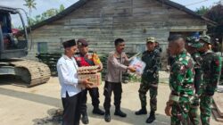 Sinergitas Kapolsek Bersama Danramil Bantu Perbaikan Jembatan di Desa Sei Buah Keras