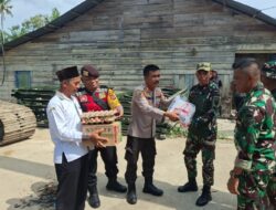 Sinergitas Kapolsek Bersama Danramil Bantu Perbaikan Jembatan di Desa Sei Buah Keras