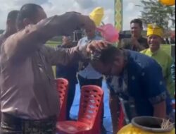 Bupati Mandikan Kacab Bank Sumut dalam Tradisi Mandi Balimau Sambut Ramadan