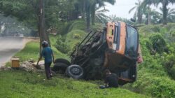 Diduga Hilang Kendali, Truk Terguling ke Parit di Tepi Jalan