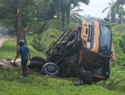 Diduga Hilang Kendali, Truk Terguling ke Parit di Tepi Jalan