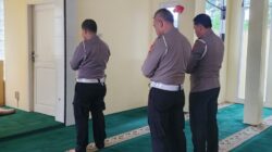 Di Tengah Tugas, Kanit Gakkum Tetap Istiqamah Salat Zuhur Berjamaah