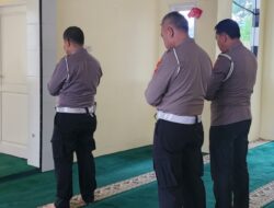 Di Tengah Tugas, Kanit Gakkum Tetap Istiqamah Salat Zuhur Berjamaah