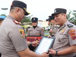 Apel Pagi. Kapolres Berikan Penghargaan Kepada 15 Personil