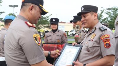 Apel Pagi. Kapolres Berikan Penghargaan Kepada 15 Personil
