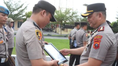 Briptu Firman Terima Piagam Penghargaan dari Kapolres Batu Bara