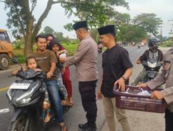 Bulan Suci Ramadhan, Kapolsek Lima Puluh Berbagi Takjil kepada Pengguna Jalan
