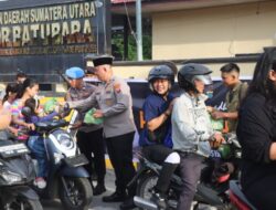 Sapa Ramadhan, Kapolres Batubara Berbagi Takjil kepada Pengguna Jalan