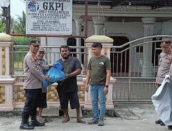 Minggu Kasih, Kapolsek Lima Puluh Berikan Sembako kepada Keluarga Kurang Mampu di Gereja GKPI