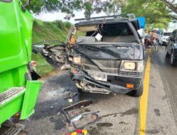 Pick Up Tabrakan dengan Tronton di Jalinsum, Dua Orang Luka