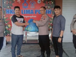 Lewat Program Minggu Kasih, Kapolsek Berbagi Sembako kepada Jemaat Gereja