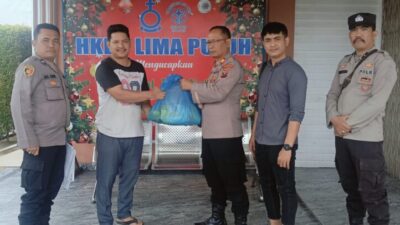 Lewat Program Minggu Kasih, Kapolsek Berbagi Sembako kepada Jemaat Gereja