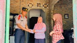 Siswa SIP Angkat 55 Berikan Paket Sembako kepada Warga Kurang Mampu