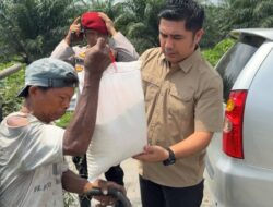 Peduli Sesama di Hari Jum’at, Satresnarkoba Bagikan Sembako untuk Pekerja Pinggir Jalan