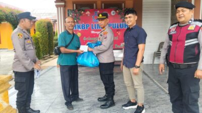 Berbagi di Hari Jumat Berkah, Kapolsek Berikan Sembako