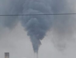 Asap Pabrik Mengepul, Warga Sekitar Dipaksa Hirup Polusi Setiap Hari