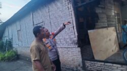 Kapolsek Berikan Bantuan kepada Warga Korban Kebakaran, Wujud Kepedulian Polri