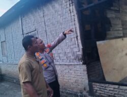 Kapolsek Berikan Bantuan kepada Warga Korban Kebakaran, Wujud Kepedulian Polri