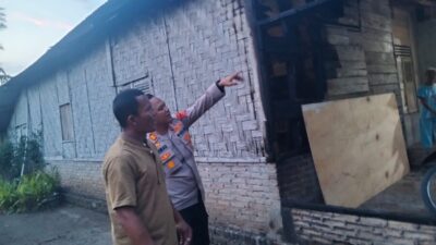 Kapolsek Berikan Bantuan kepada Warga Korban Kebakaran, Wujud Kepedulian Polri