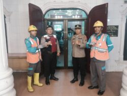 Kapolsek Turun Langsung Cek Keamanan Gereja Jelang Malam Misa
