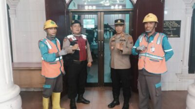 Kapolsek Turun Langsung Cek Keamanan Gereja Jelang Malam Misa